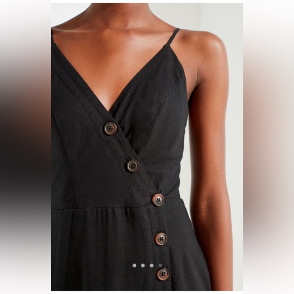 UO black linen sundress. Adjustable straps and elastic at back of dress. Size M. - Picture 3 of 4